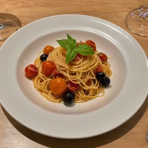 Spaghettis aux tomates cerises et au basilic