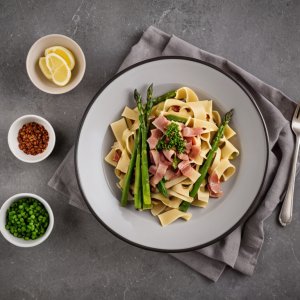 Tagliatelles aux pointes d'asperges et lardons