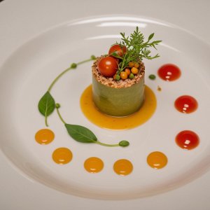 Timbale de thon, avocat et tomate