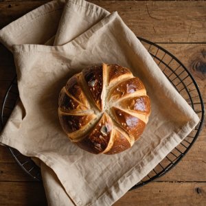 Pain au levain maison avec une belle croûte dorée