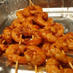 Brochettes de crevettes marinées à l'ail
