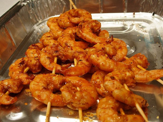 Brochettes de crevettes marinées à l'ail