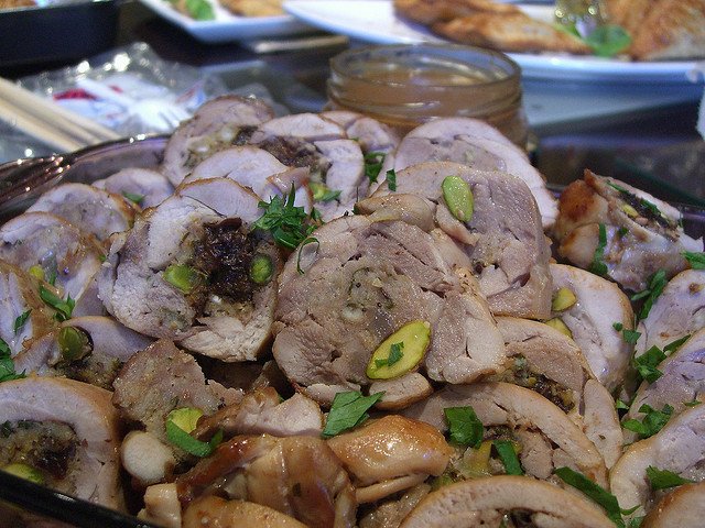 Rôti de porc farci au jambon, pistaches et oranges