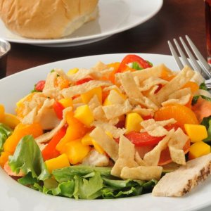 Salade poulet et mangue marinée