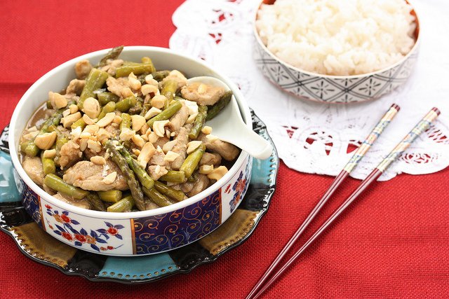 Sauté de porc aux asperges et aux noisettes