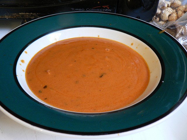 Soupe à l'oseille et aux tomates